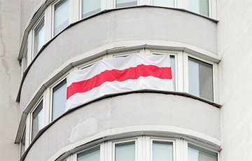 В Минске за БЧБ-флаг в окне задерживали сотрудницу учреждения образования