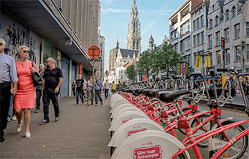 В бельгийском городе пешеходам разрешили ходить по проезжей части