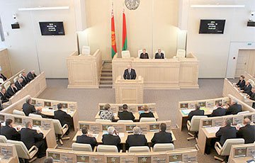 Зарплаты у белорусских «сенаторов» - почти 1000 долларов