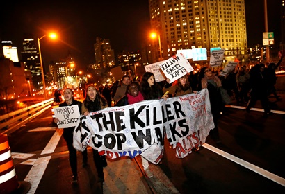 Демонстранты в Нью-Йорке заблокировали Бруклинский мост