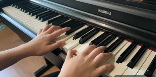 Как выбрать уроки фортепиано: программа, преподаватель, инструмент и практика
