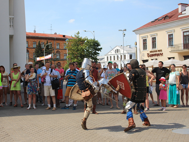 Минчанам показали рыцарские бои и белорусские танцы