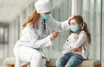 Беларусский инфекционист рассказала про отличительные признаки омикрона у детей