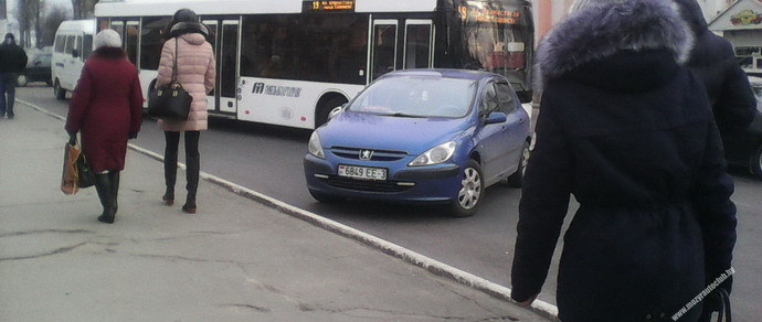 Фотофакт: В Мозыре водитель Peugeot припарковался на остановке