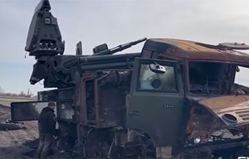 ВСУ ударили по «Панцирю-С1» на Змеином и уничтожили много техники РФ