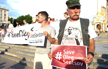 В Киеве сотни человек вышли на акцию в поддержку Олега Сенцова