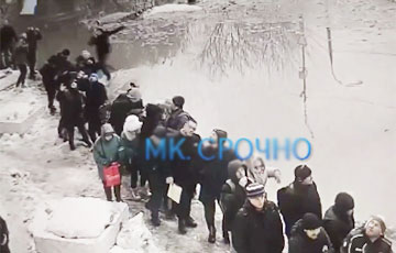 Под Москвой огромный кусок льда рухнул на головы московитов под военкоматом