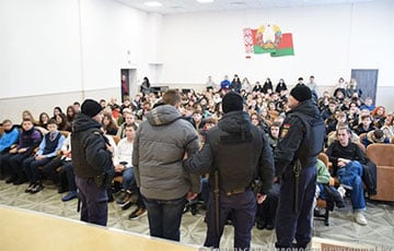 Лукашисты согнали сотни подростков на показательное задержание сверстника