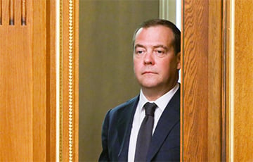 Одернутый Трампом Медведев устроил истерику в соцестях