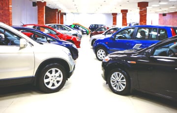 Продажи новых автомобилей в РФ упали в шесть раз