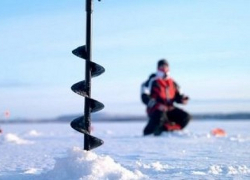 Пьяный бесправник устроил дрифт на льду озера под Ивье