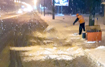 Рассерженные водители: Почему дорожники в Беларуси сбрасывают снег под колеса?