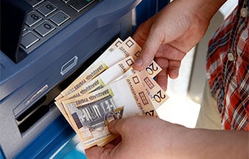 Крупный банк ввел ограничение на снятие наличных с карт
