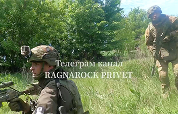 Украинская пехота наступает на позиции захватчиков: видео боя
