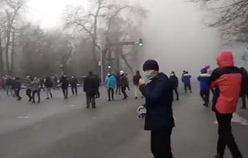 В центре Алматы идут бои между протестующими и силовиками