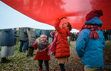 Фотофакт: Дети на «Дзядах» радуются 9-метровому бело-красно-белому флагу