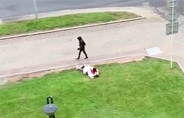 Видеофакт: Девушка прикрывает упавшего парня от зверья с дубинками