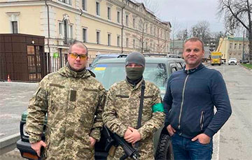 Беларусское объединение рабочих подарило батальону Калиновского внедорожник
