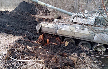 Московитские танки увязли в земле в Харьковской области