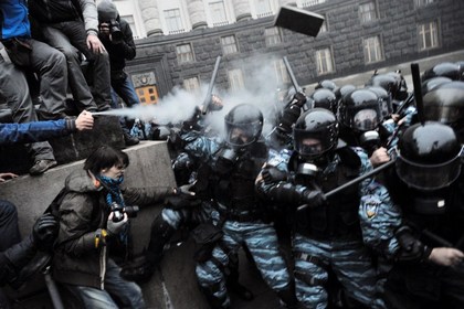 За время протестов на Украине пострадали более ста журналистов