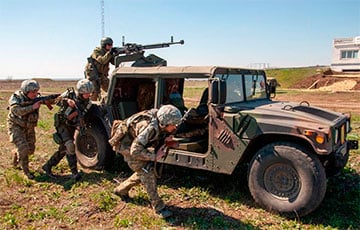 Украинские пехотинцы подошли к московитским позициям и взорвали блиндаж с помощью мины ТМ-62
