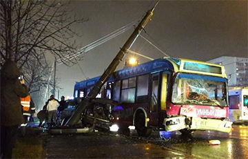В Гомеле из-за ДТП опора ЛЭП рухнула на троллейбус