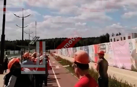 Видеофакт: Рабочие МАПИД поднимают государственный бело-красно-белый флаг на огромную высоту