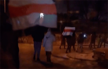 Жители Уручья вышли на вечерний марш
