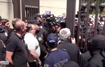 В Армении силовики пришли в резиденцию католикоса