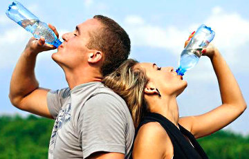 Названы пять простых правил, как правильно пить воду в жару