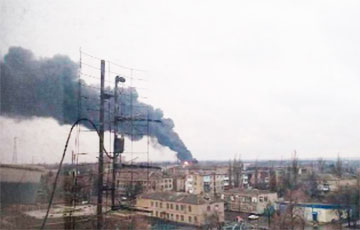 Оккупированный Иловайск затянуло черным дымом после «прилетов»