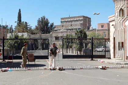Силы ПВО Йемена обстреляли неизвестные самолеты над президентским дворцом