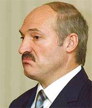 Девальвация тенге и проблемы экономики выгнали Лукашенко из Сочи