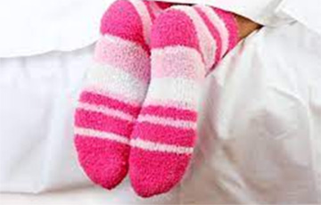 Беларусский врач объяснил, почему важно спать в носках