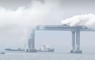 Ракетная атака на Крым: Керченский мост заволокло густым дымом