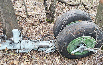 Украинские бойцы показали, что осталось от московитского Су-24М, сбитого под Бахмутом