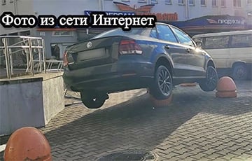В Минске женщина припарковала машину «в воздухе»