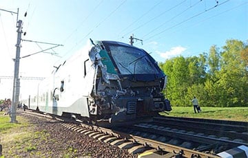 Поезд Минск — Гомель врезался в лесовоз