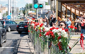 Протестующие идут с цветами к Пушкинской, водители сигналят