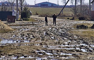 Беларус застрял в грязи, идя из деревни пешком