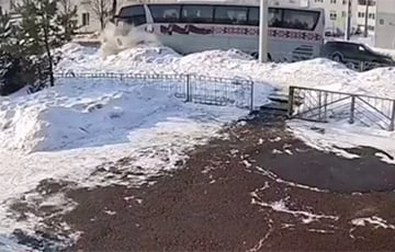 В Могилеве автобус с пассажирами на всей скорости врезался в дерево