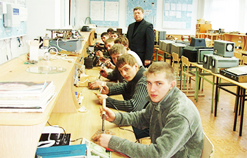 Московитских школьников начали массово загонять в ПТУ