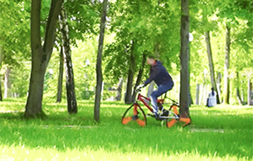 Умелец создал необычный велосипед с треугольными колесами