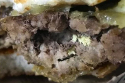 Австралийка съела половину бургера и обнаружила в нем яйца личинок