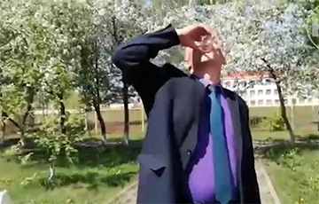 Видеофакт: Чиновник выпил воду с червями ради спокойствия россиян