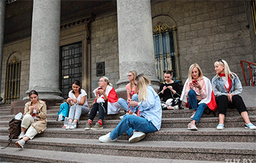 Возле Национального художественного музея белоруски вяжут бело-красно-белые шарфы