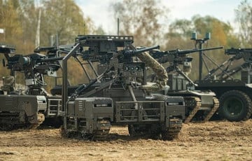 Украина показала атаку роботов с пулеметами на позиции московитских военных