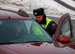 Лихач из Беларуси протащил московского инспектора ДПС за своей машиной