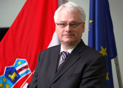 Иво Йосипович лидирует на выборах президента Хорватии