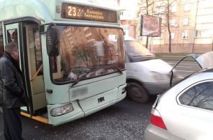 Пьяная водитель троллейбуса сбила автомобиль